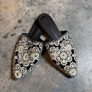 NIB Tory Burch Elora Slide, Suede Embroidery, Black and silver mules Size 8.5
